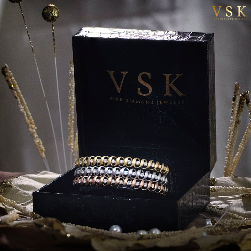 BLinks-18K Gold-Spiral Shape-Diamond Bangle